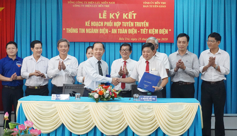 Phó trưởng Ban Tuyên giáo Tỉnh ủy Nguyễn Hữu Thọ và Giám đốc Công ty Điện lực Bến Tre Phạm Thanh Trúc ký kết kế hoạch phối hợp tuyên truyền.