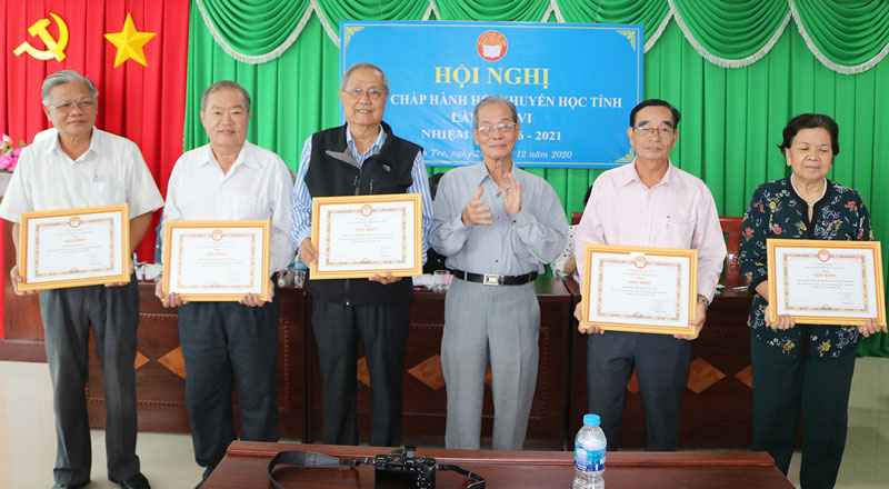 Hội nghị Ban Chấp hành Hội Khuyến học tỉnh lần thứ VI Cá nhân, tập thể nhận giấy khen của Hội Khuyến học tỉnh.