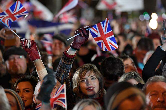 Anh sẽ đối mặt với những thách thức lớn hậu Brexit Người ủng hộ chủ trương Brexit vui mừng khi Anh chính thức rời liên minh châu Âu (EU), tại quảng trường Nghị viện ở trung tâm London tối 31-1-2020. Ảnh: AFP/TTXVN