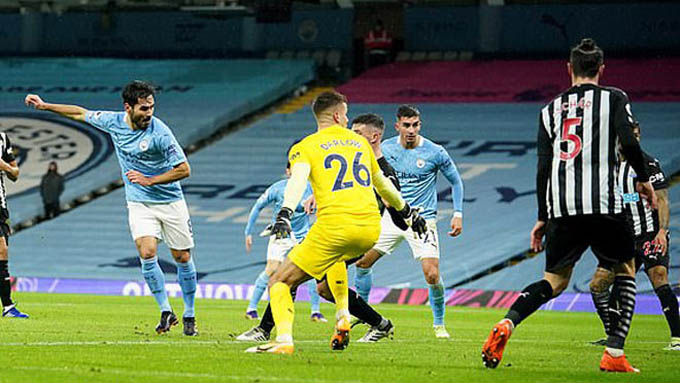 Guendogan ghi bàn mở tỷ số trong trận Man City thắng Newcastle