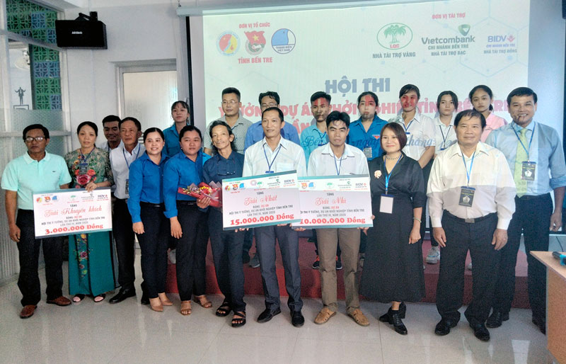 17 dự án, ý tưởng vào vòng chung kết Hội thi Dự án, ý tưởng Khởi nghiệp tỉnh lần thứ IV-2020 Ban giám khảo chụp ảnh lưu niệm cùng các thí sinh tham gia hội thi.