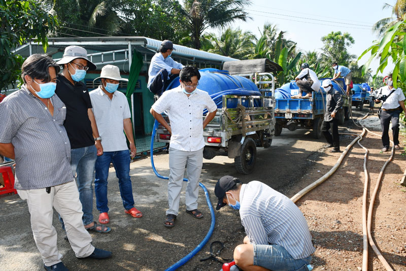 Vận chuyển nước ngọt phục vụ bà con huyện Mỏ Cày Bắc. Ảnh: Hữu Hiệp