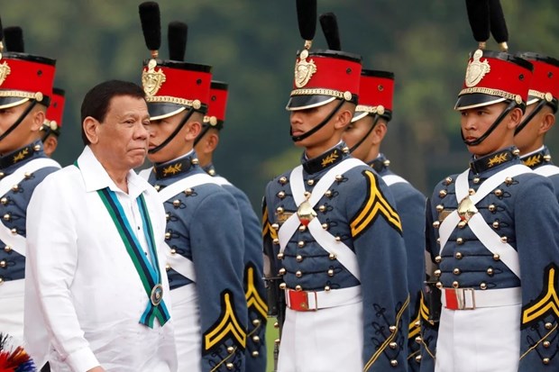 Tổng thống Philippines Rodrigo Duterte thăm các học viên quân sự. (Ảnh: Reuters)