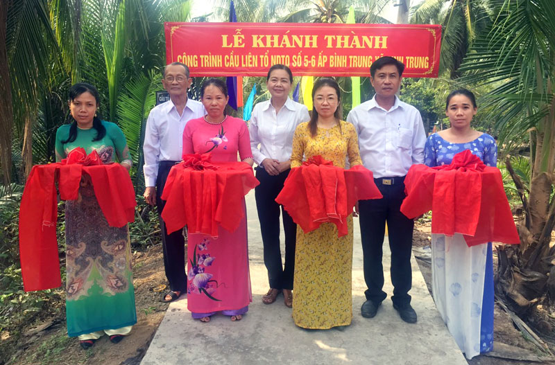Khánh thành đưa vào sử dụng cầu, đường nông thôn Khánh thành cầu liên tổ nhân dân tự quản số 5, 6 ấp Bình Trung, xã Định Trung. Ảnh: Th.Hương