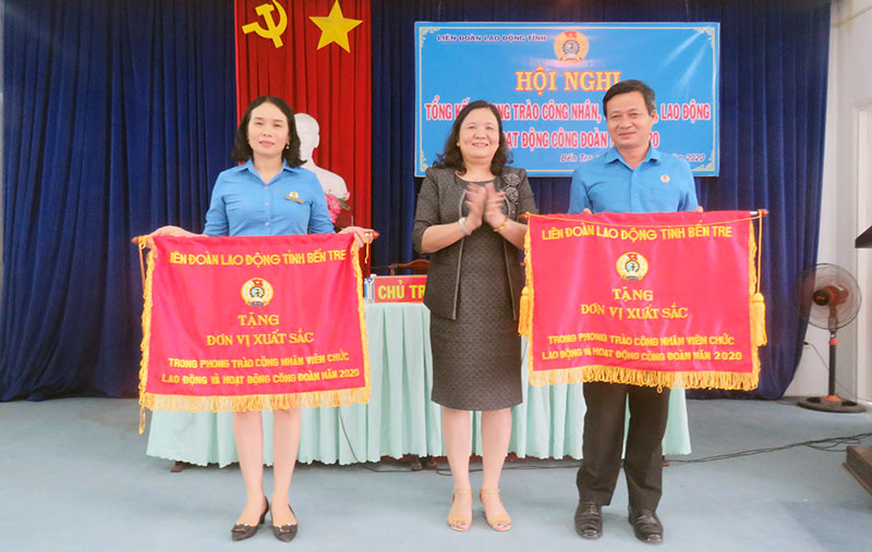 Phó bí thư Thường trực Tỉnh ủy Hồ Thị Hoàng Yến trao tặng cờ thi đua cho các tập thể.