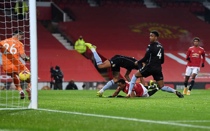 M.U bằng điểm với Liverpool, Everton lỡ cơ hội vào top 3 Bàn thắng mở tỷ số của Martial.