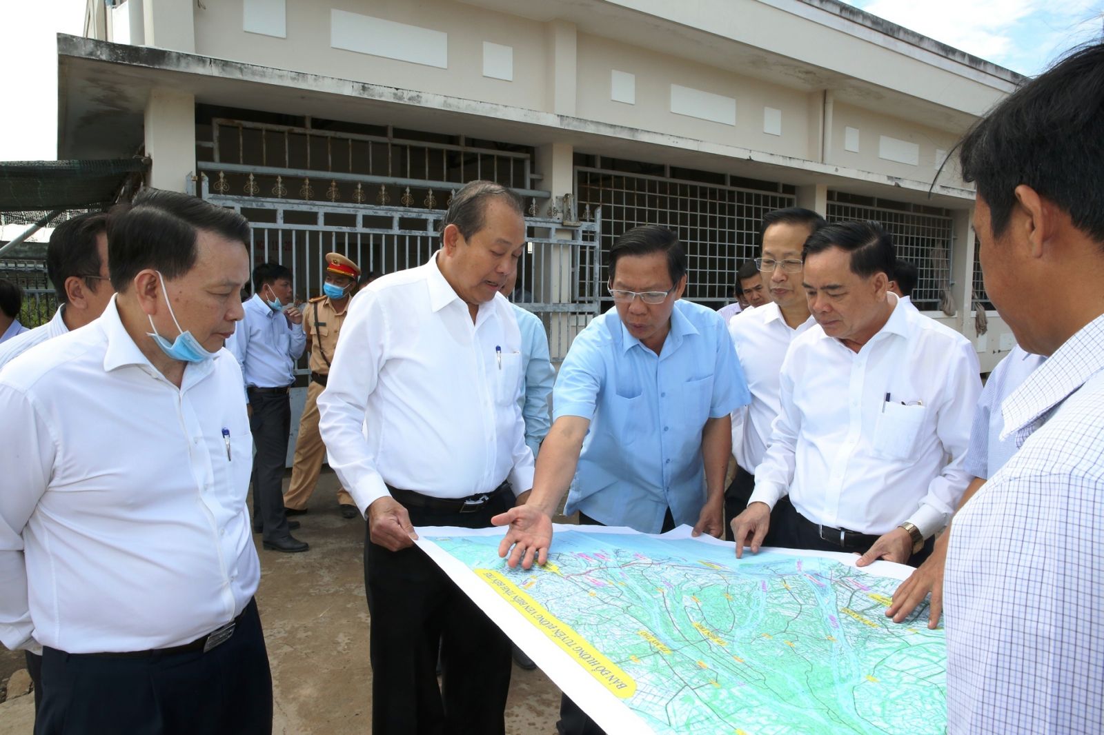 Phó thủ tướng Thường trực Chính phủ Trương Hòa Bình nghe lãnh đạo tỉnh đề xuất xây cầu, thay thế Bến phà Bình Tân, xã Thới Bình, huyện Bình Đại.