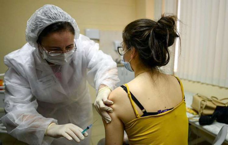 Nga đã tiêm vaccine Sputnik V cho trên 800.000 người. Ảnh: Getty Images