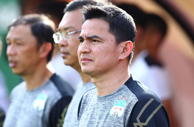 Kiatisak mất chiến thắng ở trận ra mắt Kiatisak nhận trận hoà trong ngày ra mắt