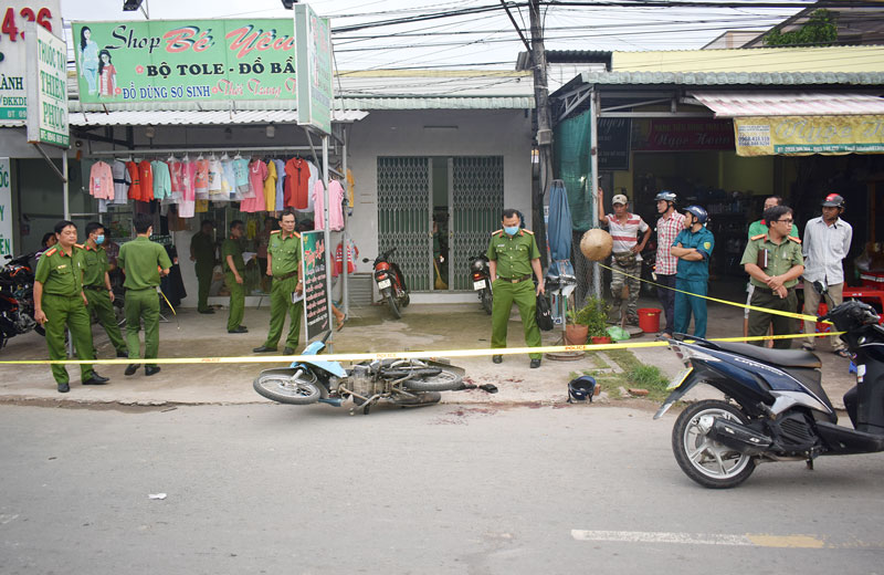 Trắng đêm truy tìm kẻ sát nhân Lực lượng công an bảo vệ hiện trường vụ án giết người tại xã Tiên Thủy - huyện Châu Thành.