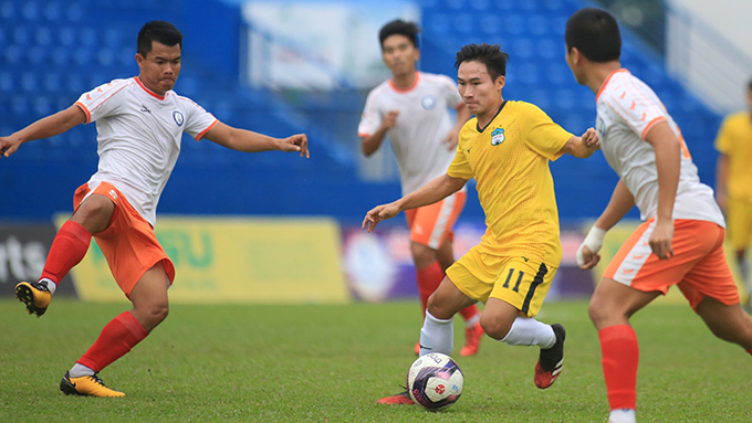 Ngược dòng đánh bại Khánh Hòa, Kiatisak đã có chiến thắng với HAGL HAGL (áo vàng) đánh bại Khánh Hòa trong trận hạng ba.