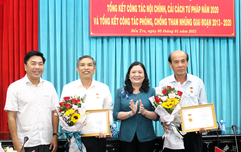 Trao Kỷ niệm chương Vì sự nghiệp Nội chính Đảng cho cán bộ có nhiều đóng góp trong công tác nội chính.