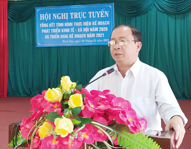 Nguyễn Văn Dũng-Bí thư huyện ủy-Chủ tịch UBND huyện phát biểu chỉ đạo tại hội nghị. Ảnh: Sơn Tùng.