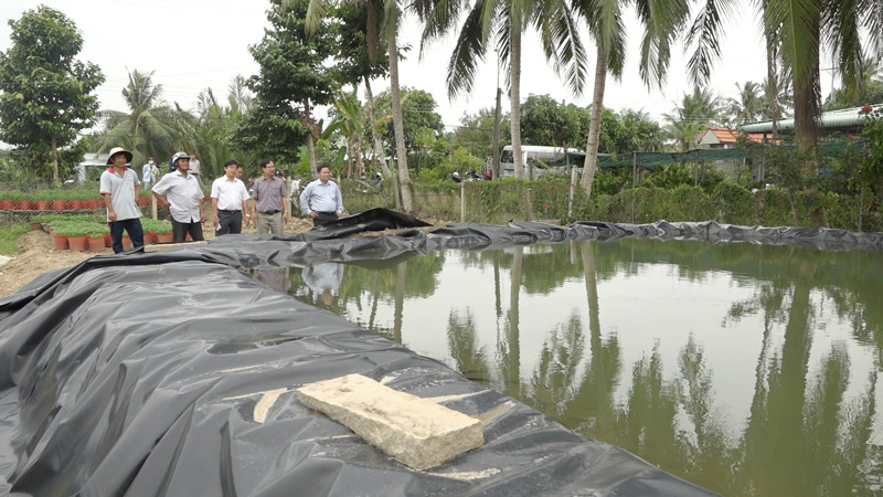 Khảo sát mô hình trữ nước ngọt ứng phó hạn mặn của một hộ dân tại xã Phú Sơn. Ảnh:Việt Cường