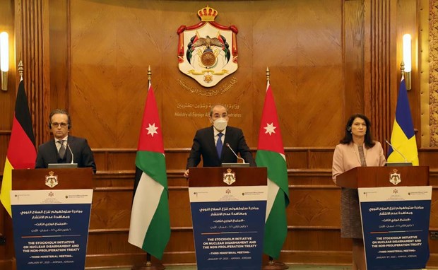 Jordan kêu gọi đối thoại chấm dứt căng thẳng về vấn đề hạt nhân Iran Ngoại trưởng Jordan Ayman Safadi (giữa) phát biểu tại cuộc họp báo chúng với người đồng cấp Đức và Thụy Điển sau hội nghị Sáng kiến Stockholm về giải trừ vũ khí hạt nhân. (Nguồn: menafn.com)