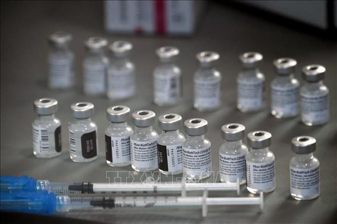 WHO đề xuất có thể linh hoạt thời gian giữa hai lần tiêm vaccine Vaccine phòng bệnh viêm đường hô hấp cấp COVID-19 do các hãng dược Pfizer (Mỹ) và BioNTech (Đức) phối hợp bào chế chuẩn bị được tiêm cho các nhân viên y tế tại Reno, Nevada (Mỹ) ngày 17-12-2020. Ảnh: AFP/TTXVN