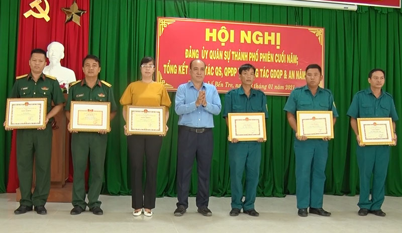 Trao khen thưởng cho các tập thể, cá nhân có thành tích xuất sắc năm 2020. Ảnh: Hồng Quốc