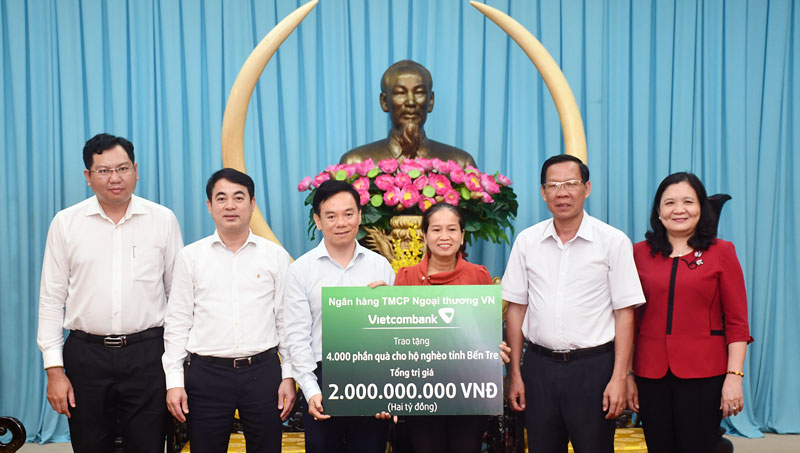 Trao tiền hỗ trợ quà tết cho người nghèo Bến Tre.