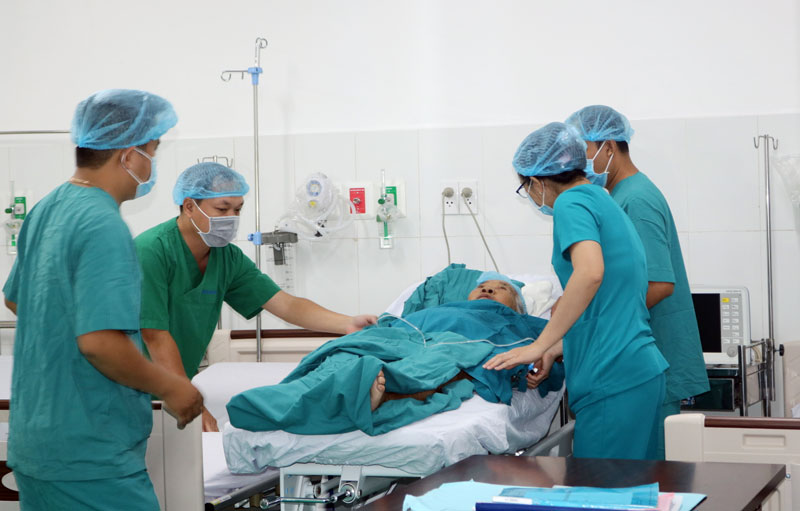 Y, bác sĩ Bệnh viện Nguyễn Đình Chiểu đang làm nhiệm vụ tại đơn vị tim mạch can thiệp. Ảnh: Phan Hân
