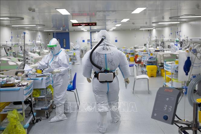 Đoàn chuyên gia WHO sắp đến Trung Quốc điều tra nguồn gốc virus SARS-CoV-2 Nhân viên y tế làm việc tại bệnh viện điều trị cho các bệnh nhân nhiễm COVID-19 ở Vũ Hán, tỉnh Hồ Bắc, Trung Quốc, ngày 20-3-2020. Ảnh: THX/ TXVN