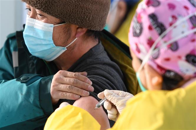 Thế giới gần 15.000 ca tử vong/ngày; 2,3 triệu trẻ em Mỹ mắc bệnh Tiêm vaccine ngừa COVID-19 cho người dân tại Bắc Kinh, Trung Quốc ngày 11-1-2021. Ảnh: THX/TTXVN