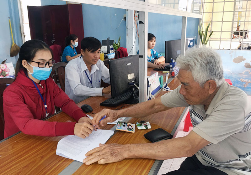 Tân Phú Tây đột phá từ cải cách hành chính Người dân đến thực hiện thủ tục hành chính tại Bộ phận tiếp nhận và trả kết quả của UBND xã Tân Phú Tây.