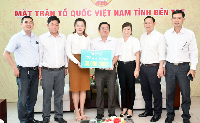 Ký kết các hoạt động giữa Ủy ban MTTQ Việt Nam với Hệ thống Nha khoa Sài Gòn Tâm Đức Trao tiền tượng trưng tại buổi ký kết.