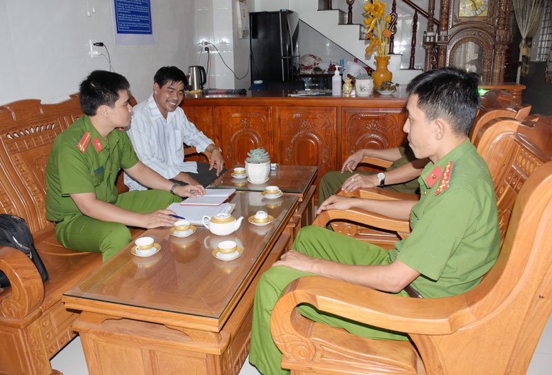 Ban Chủ nhiệm Câu lạc bộ vận động chủ nhà nghỉ Phương Thảo tham gia mô hình. Ảnh: H.Đăng