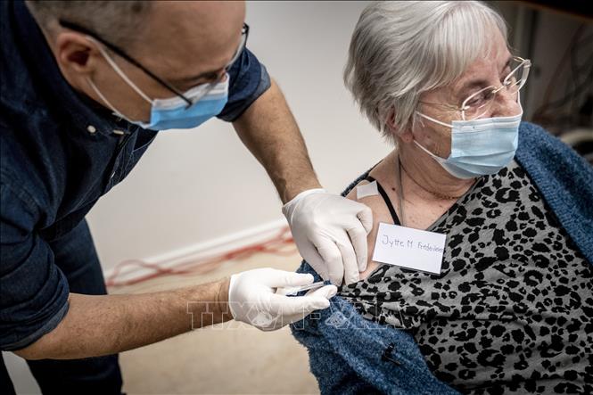 Nhân viên y tế tiêm vaccine phòng COVID-19 cho người dân tại Ishoj, Đan Mạch, ngày 27-12-2020. Ảnh: AFP/ TTXVN