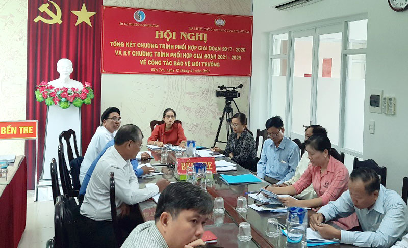 Tổng kết Chương trình phối hợp giữa Ban Thường trực Ủy ban Trung ương MTTQ Việt Nam và Bộ Tài nguyên và Môi trường Đại biểu tham dự tại điểm cầu tỉnh Bến Tre.