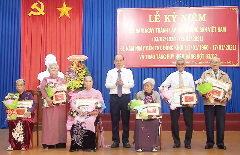 TP. Bến Tre họp mặt kỷ niệm 91 năm Ngày thành lập Đảng Trao huy hiệu 60 năm tuổi Đảng cho các đảng viên.