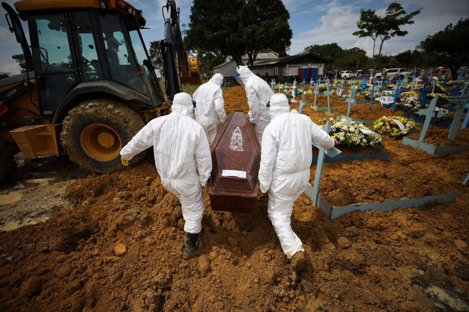 Nhân viên nghĩa trang khiêng thi thể nạn nhân tử vong vì COVID-19 ở Manaus, Brazil ngày 15-1-2021. Ảnh: Getty Images