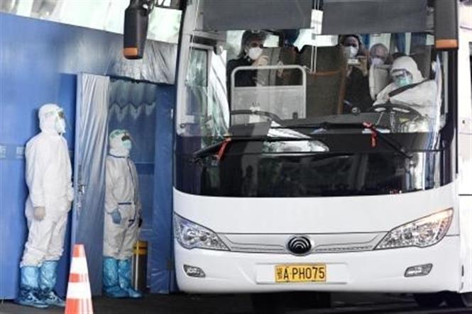 Trong 6 tuần, nửa triệu người đã tử vong; Mỹ vượt 24 triệu ca bệnh Xe buýt chở các chuyên gia thuộc phái đoàn điều tra của WHO sau khi họ tới Vũ Hán, Trung Quốc, ngày 14-1-2021. Ảnh: Kyodo/TTXVN