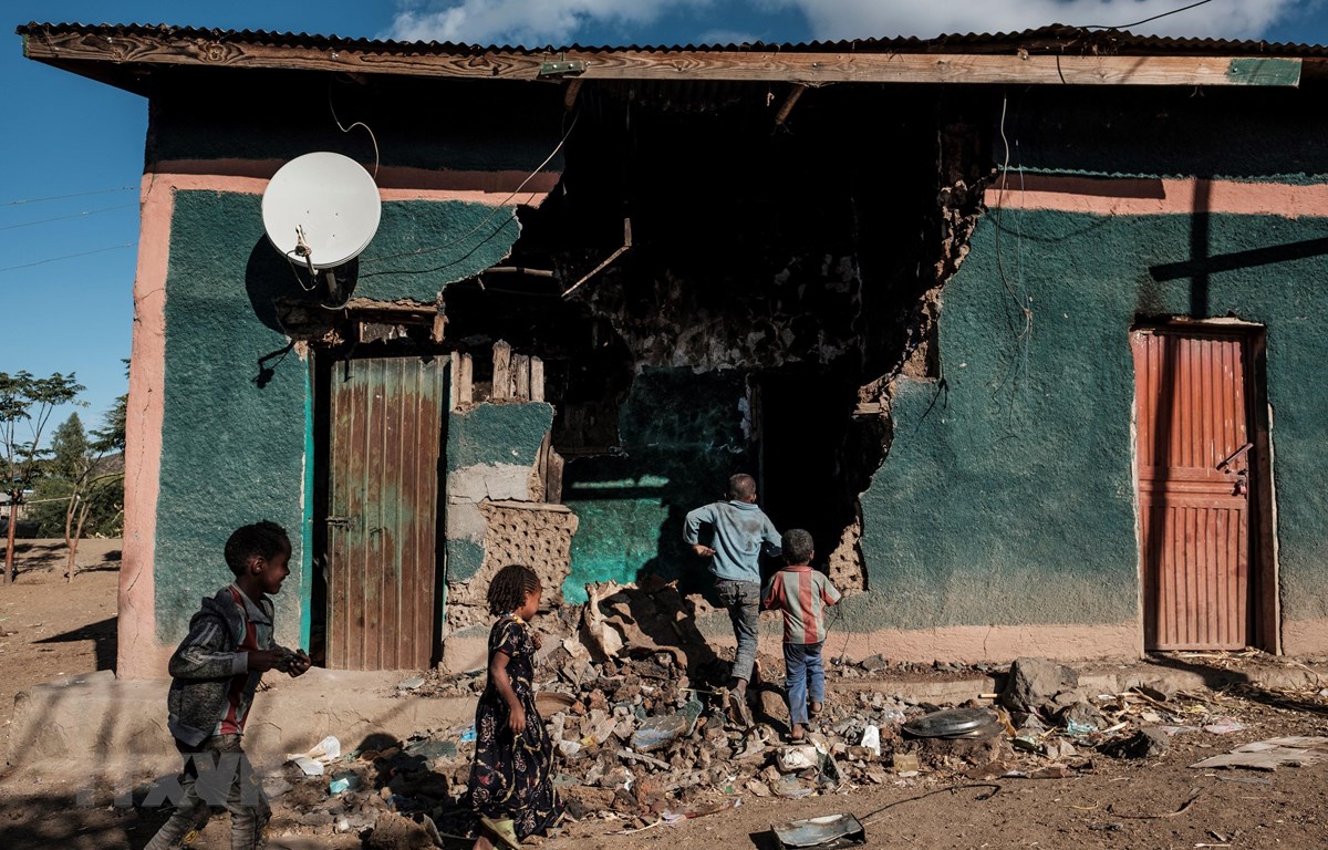 Nhà cửa bị hư hại trong cuộc xung đột tại khu vực Tigray, Ethiopia ngày 9-12-2020. Ảnh: AFP/TTXVN