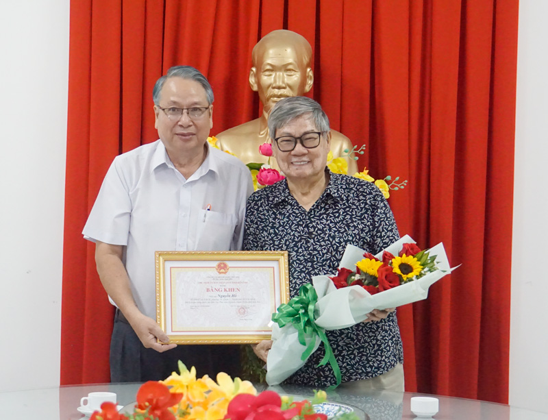 Nhà Văn Nguyễn Hồ trao tặng nhiều tư liệu lịch sử cho Bến Tre Trưởng ban Tuyên giáo Tỉnh ủy Cao Văn Dũng trao bằng khen của UBND tỉnh cho Nhà văn Nguyễn Hồ.