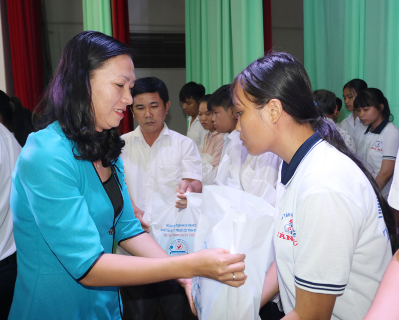 Học sinh nhận học bổng Nhân Thiện do Hội Bảo trợ vận động kinh phí.