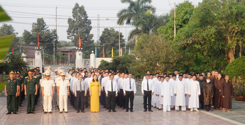 Đoàn cán bộ lãnh đạo tỉnh viếng, thắp hương tại Nghĩa trang liệt sĩ tỉnh.