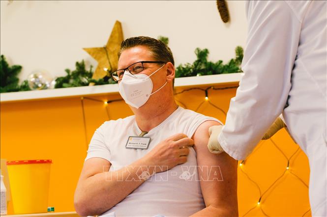 Thế giới vượt 95 triệu ca bệnh; Ấn Độ gặp trục trặc trong tiêm chủng toàn quốc Tiêm vaccine phòng COVID-19 cho người dân ở Cologne, Đức ngày 27-12-2020. Ảnh: THX/TTXVNTiêm vaccine phòng COVID-19 cho người dân ở Cologne, Đức ngày 27-12-2020. Ảnh: THX/TTXVN