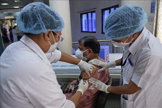 Thế giới vượt 95 triệu ca bệnh; Ấn Độ gặp trục trặc trong tiêm chủng toàn quốc Tiêm vaccine ngừa COVID-19 cho một nhân viên y tế tại Ahmedabad, Ấn Độ ngày 16-1-2021. Ảnh: AFP/TTXVN
