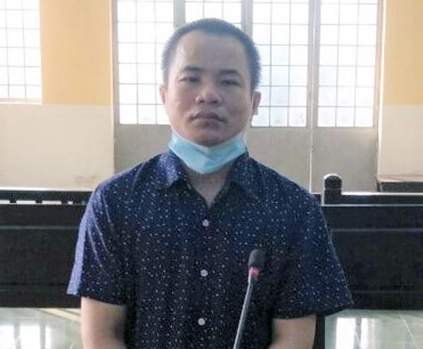 Lái xe nghe điện thoại đụng chết người, bị phạt 3 năm tù Bị cáo Sơn tại phiên tòa.