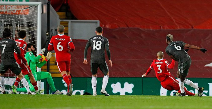 Đại chiến bất phân thắng bại, Quỷ đỏ giữ vững đỉnh bảng Pogba bị Alisson từ chối bàn thắng