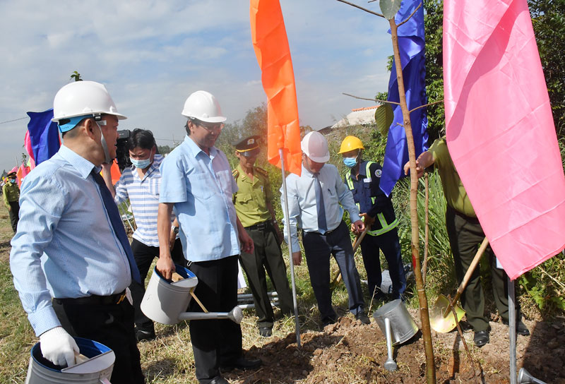 Trồng cây xanh tại Bình Thới, huyện Bình Đại.