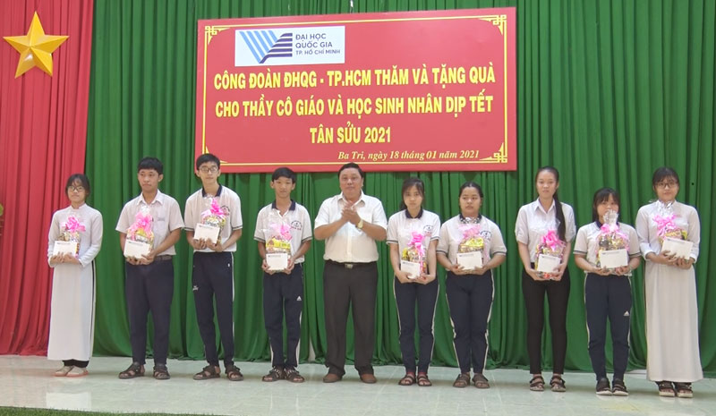 Tặng quà cho giáo viên, học sinh. Ảnh: Trần Xiện