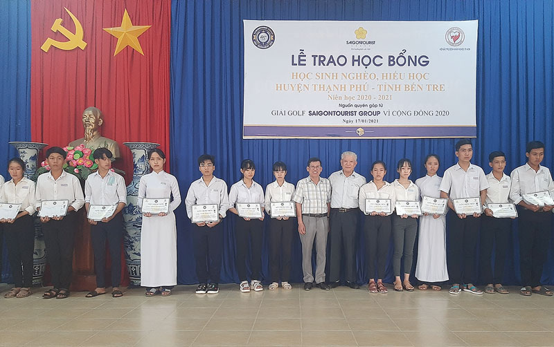 Trao học bổng cho học sinh. Ảnh: Văn Minh