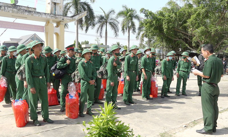 Các quân nhân xuất ngũ về địa phương. Ảnh: Việt Cường