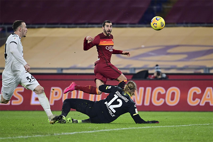 Mkhitaryan ghi bàn nhưng không cứu được AS Roma