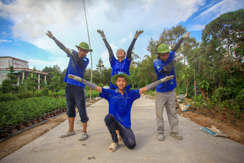 Các bạn sinh viên tình nguyện hè tại xã Hòa Nghĩa huyện Chợ Lách.