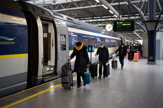 Hành khách lên tàu Eurostar tại ga Brussel-Zuid, Bỉ, ngày 15-1-2021. Ảnh: AFP/TTXVN