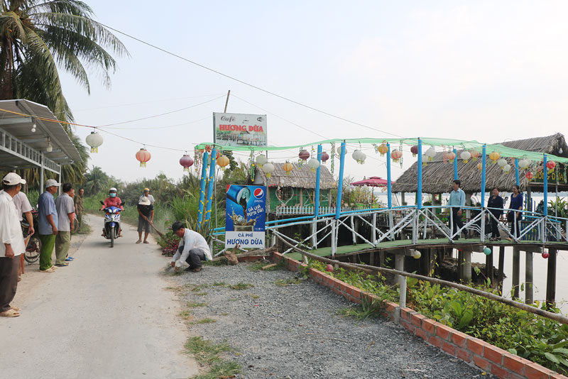 Người dân ấp cồn Thành Long trang trí cảnh quan chào đón ngày công bố ấp nông thôn mới.