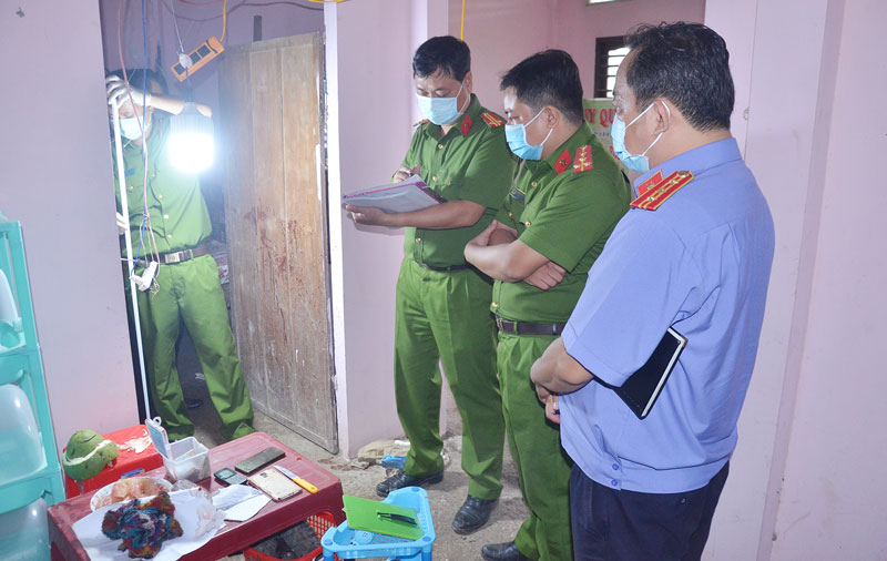 Cơ quan công an khám nghiệm hiện trường nơi xảy ra vụ việc.